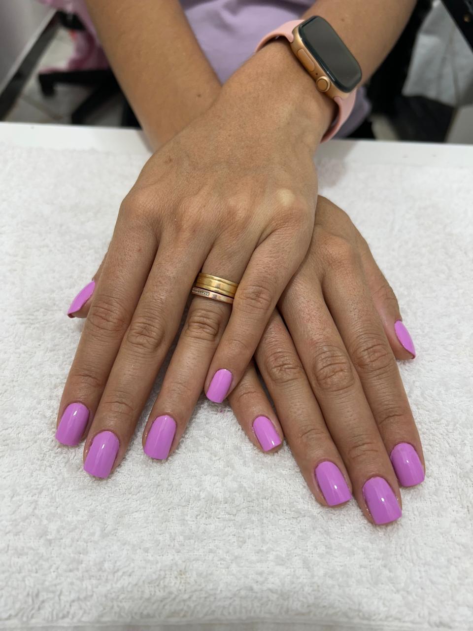 Esmaltação em tom lilás vibrante