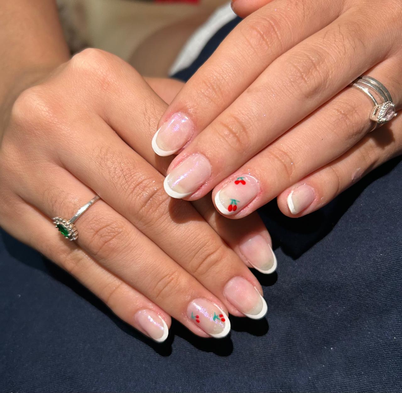 Francesinha com nail art de cereja